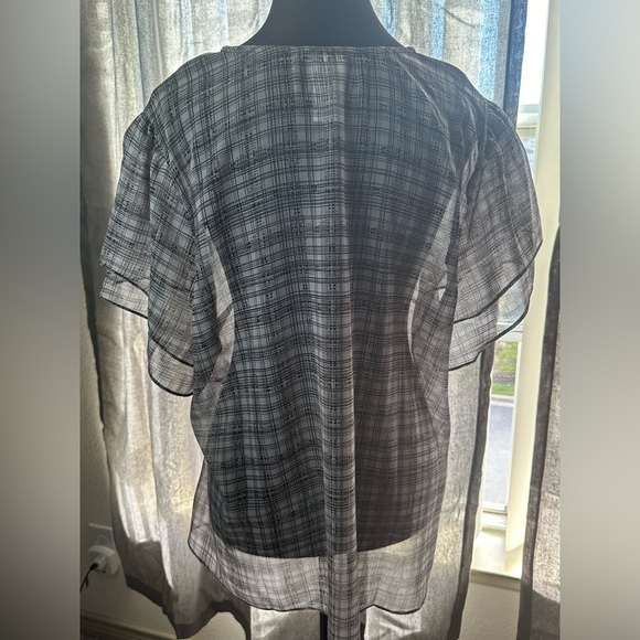 A black & white plaid print
double-layered sheer chiffon with bell shape sleeves - Picture 2 of 2
